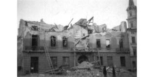 Bombázás után Sopron egyik része